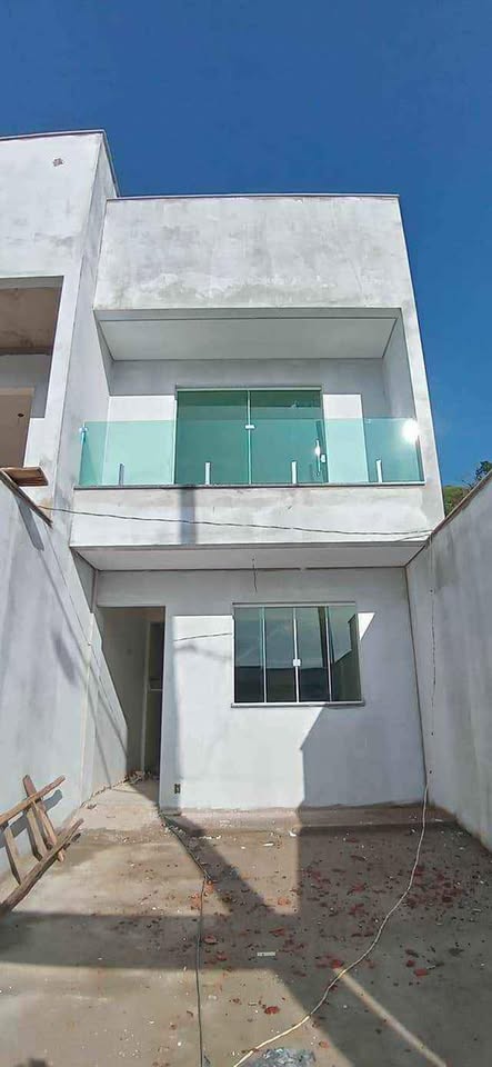Guarda-corpo de vidro instalado em uma fachada residencial