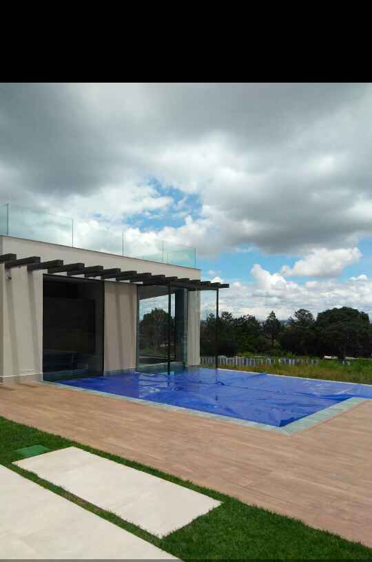 Guarda-corpo de vidro junto à piscina