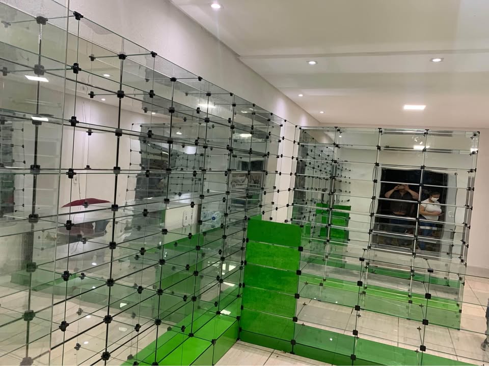 Expositores modulares de vidro instalados em espaço comercial