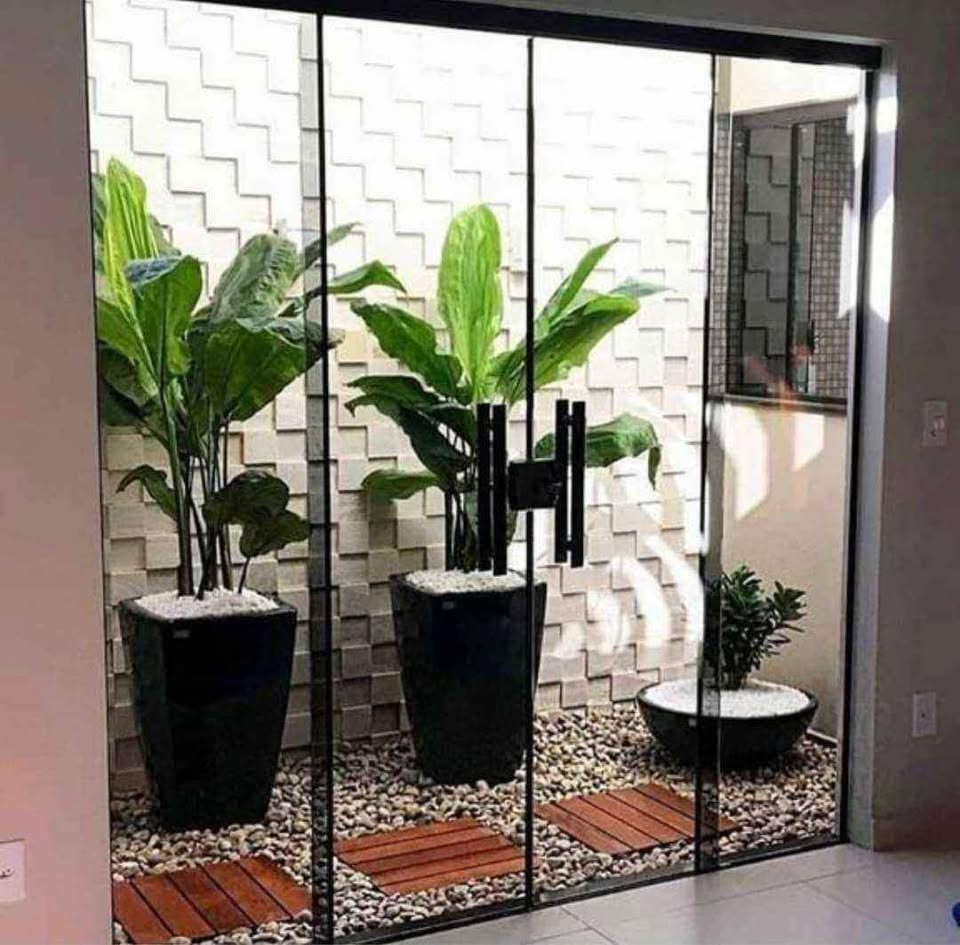 Porta de vidro em jardim interno